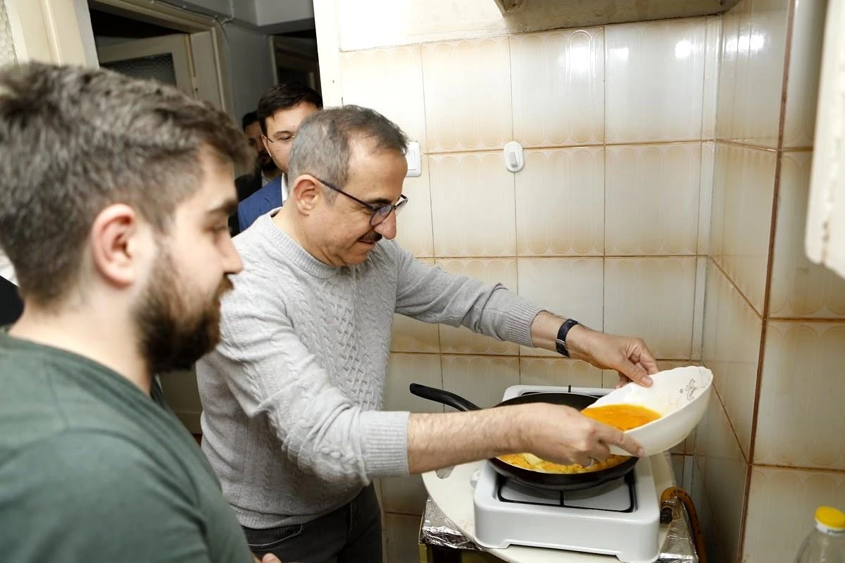 AK Parti İzmir İl Başkanı Sürekli, sahurda öğrenci evine konuk oldu