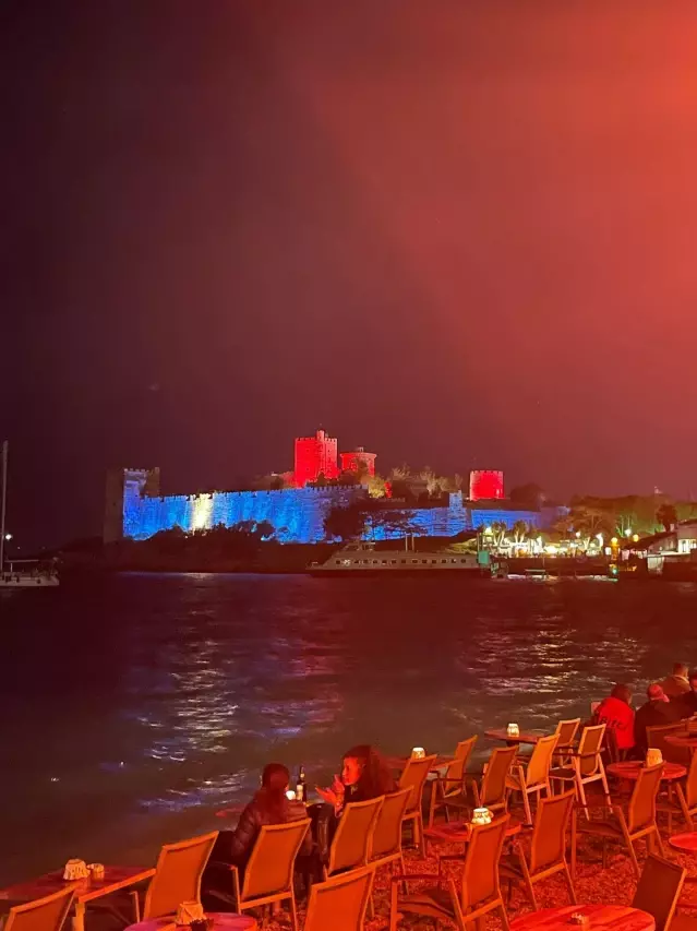 Bodrum Kalesi, Polis Haftası dolayısıyla kırmızı mavi renklerle aydınlatıldı