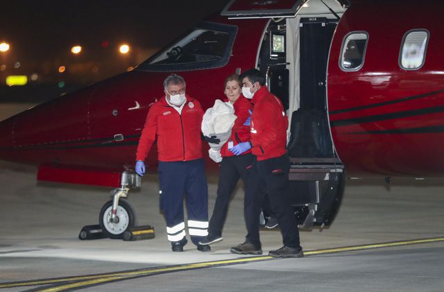 Hastalığına çare bulunamayan Yunus bebek Türkiye'ye getirildi