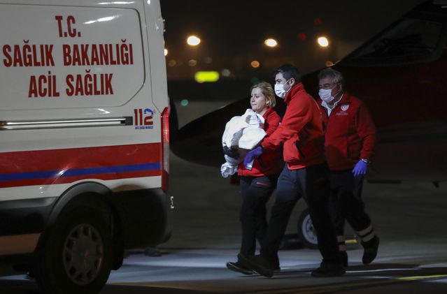 Hastalığına çare bulunamayan Yunus bebek Türkiye'ye getirildi