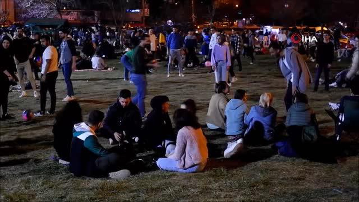 Güzel havayı fırsat bilenler parklara akın etti, gece boyunca parklarda adım atacak yer kalmadı