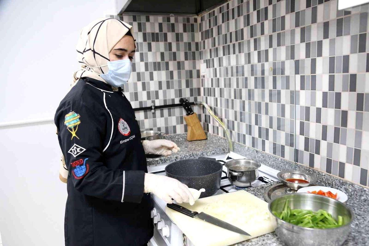 İhtiyaç sahibi ailelerin iftar yemeği Büyükşehir\'den
