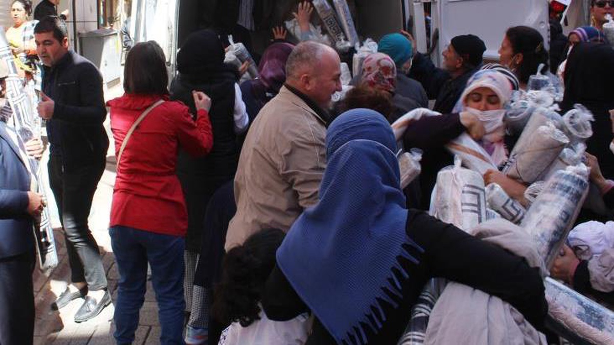 Halının fiyatını duyan koştu! Mağaza önünde uzun kuyruklar oluştu