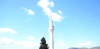 Issızlığın ortasında camisiz minare