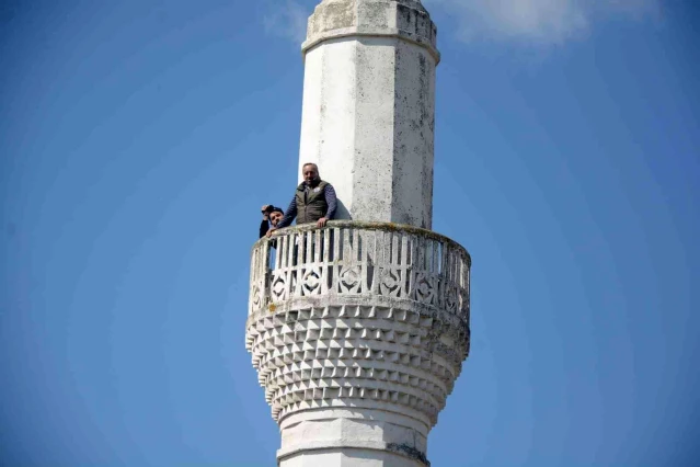 Issızlığın ortasında camisiz minare