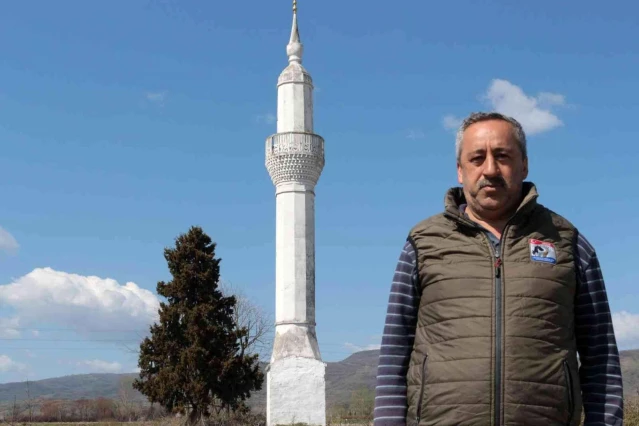 Issızlığın ortasında camisiz minare