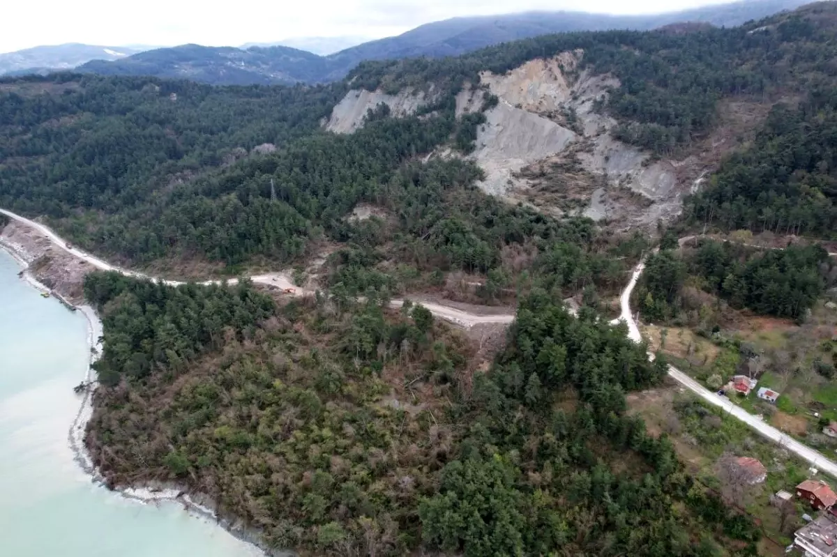 Kar sularının erimesiyle dağın büyük bölümü kaydı, yol ulaşıma kapandı