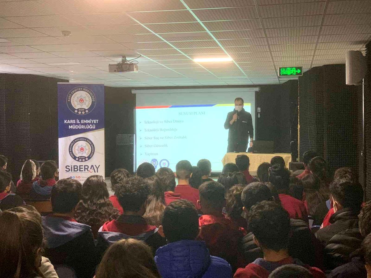 Kars\'ta öğretmen öğrenciler bilgilendirildi
