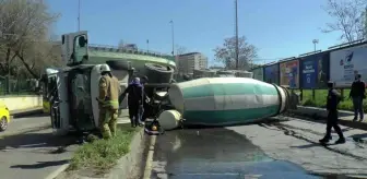 Kartal'da virajı alamayan beton mikseri yola devrildi