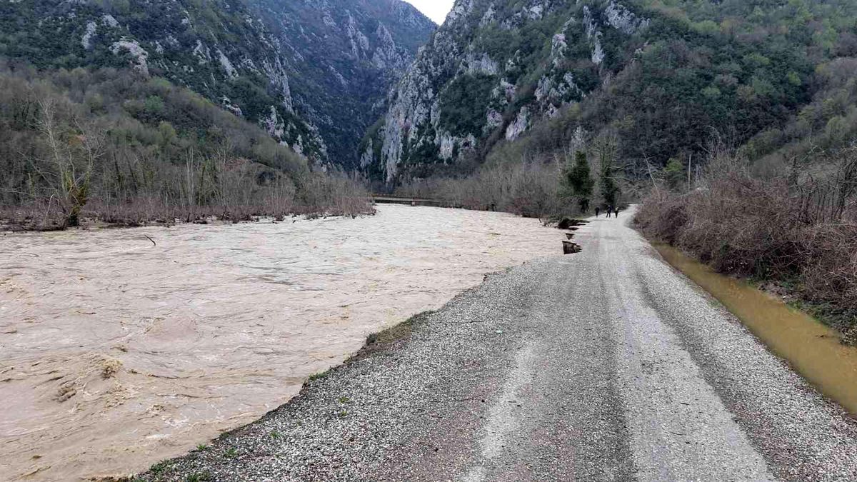 Kastamonu\'da çöken yol trafiğe kapatıldı