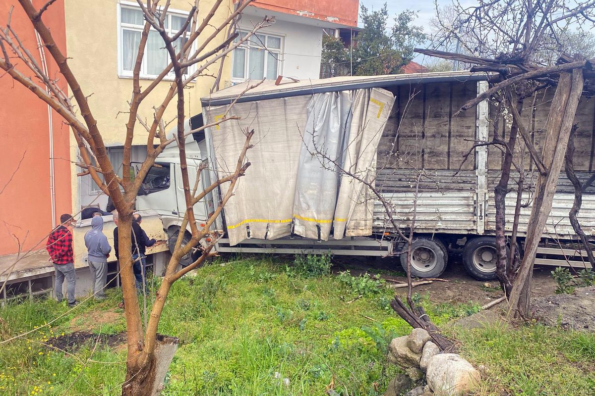 Ordu\'da evin balkonuna çarpan kamyonun sürücüsü yaralandı
