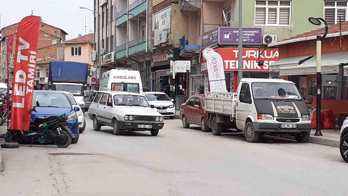 Son dakika haberleri: Osmancık\'ta trafik çilesi, ambulans yol alamıyor