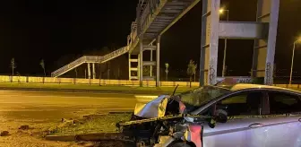 Son dakika haberi | Otomobilin üst geçidin ayağına çarptığı kazada bir kişi öldü, 3 kişi yaralandı
