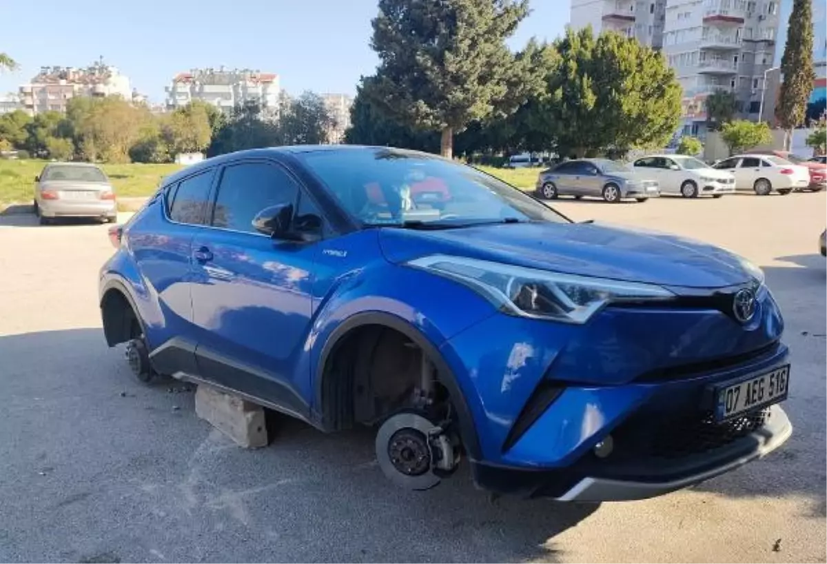 Park halindeki otomobilin 4 lastiğini çalan hırsız, bir saatte yakalandı