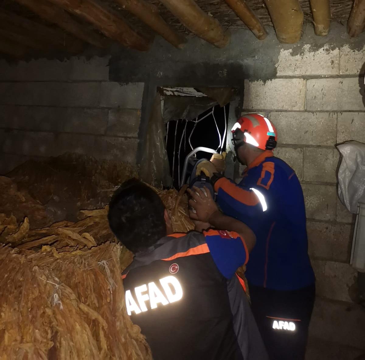 Pencere korkuluklarına sıkışan köpeği AFAD kurtardı