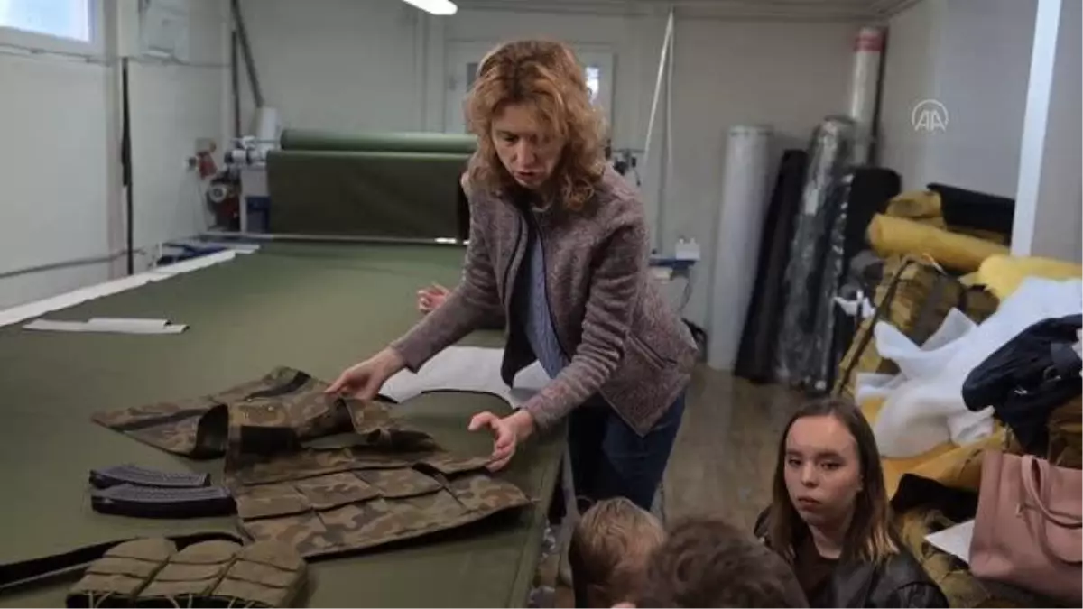 Polonya'da gönüllüler Ukrayna ordusu için yelek hazırlıyor