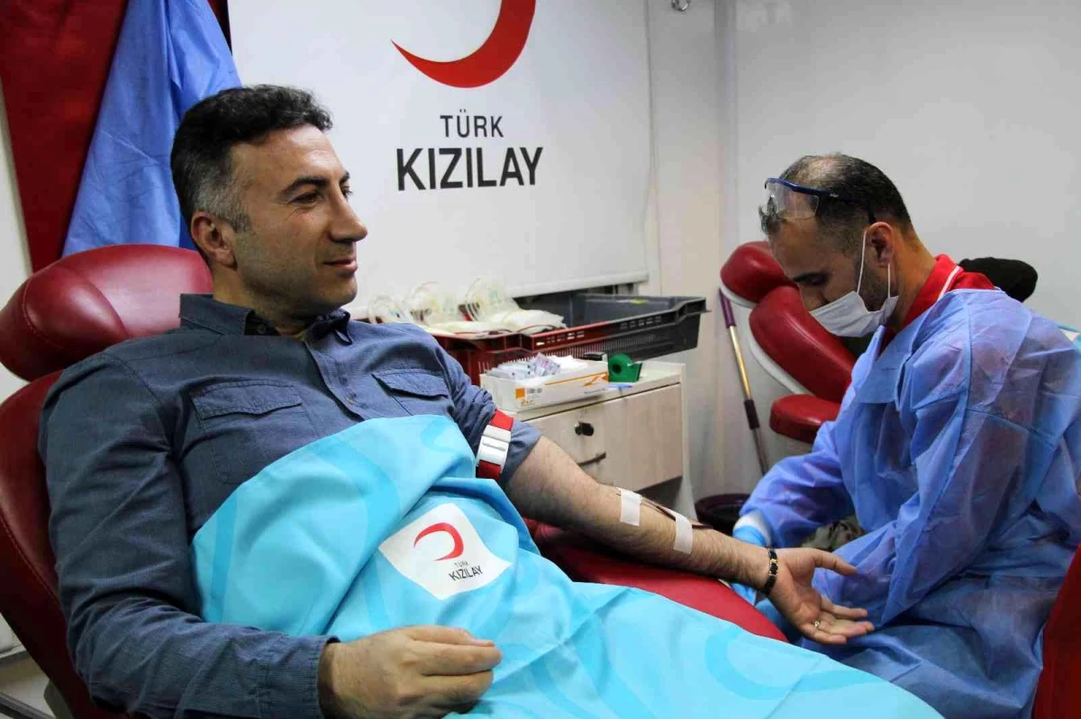 Rektör Demir, akademisyen ve öğrencileriyle Kızılay\'a kan bağışında bulundu