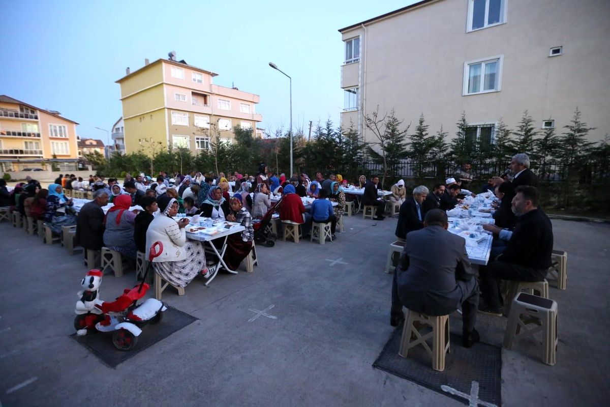 Romanlar Günü\'nde iftarda buluştular