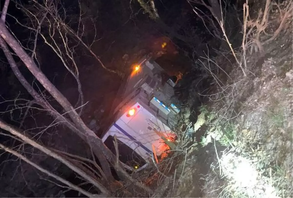 Soma'da işçilerin taşındığı midibüs devrildi; 7 yaralı