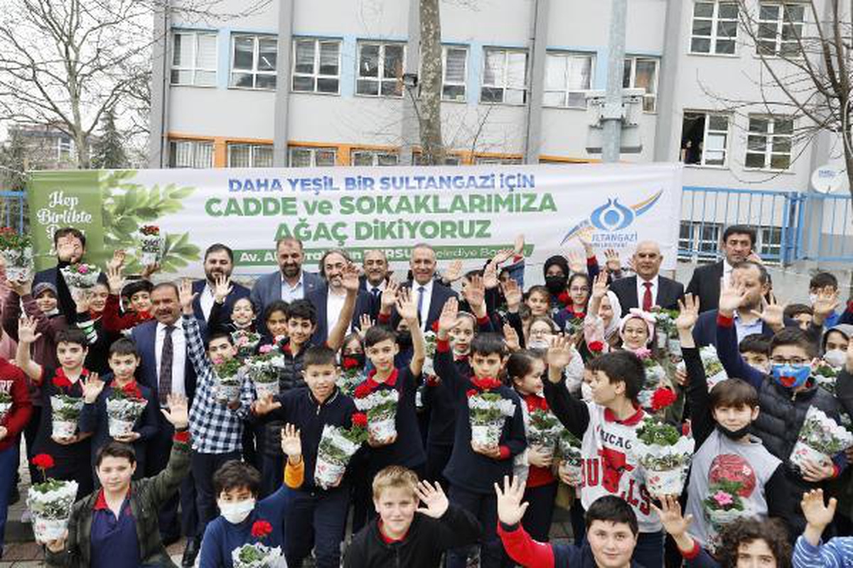 Sultangazi\'de ağaç fideleri toprakla buluştu