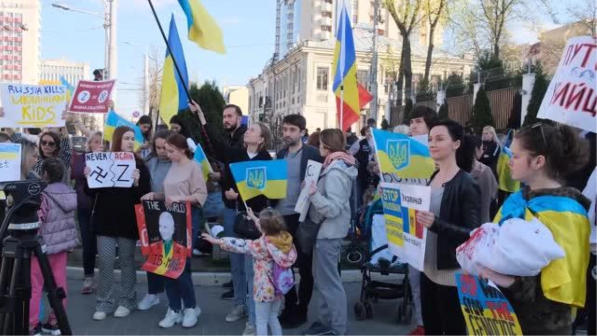 Ukraynalı göçmenler Rusya\'nın Ukrayna saldırılarını Moldova\'da protesto etti