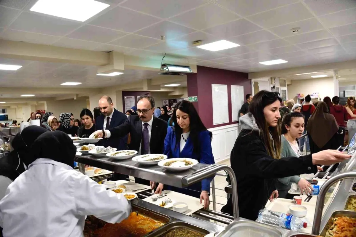 Vali Kızılkaya öğrencilerle birlikte iftar yaptı