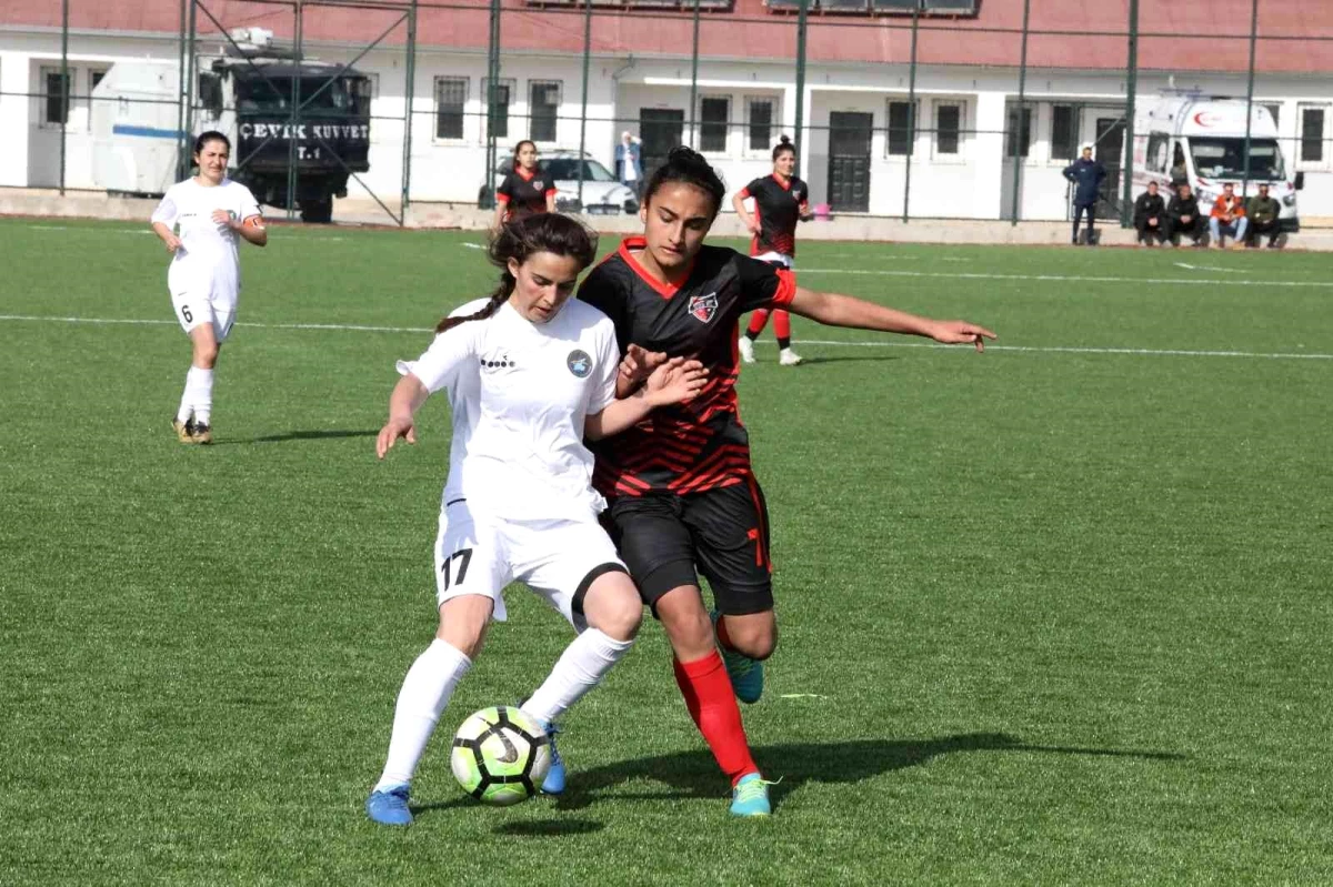 Van Büyükşehir Belediyesi Kadın Futbol takımı liderlik koltuğuna oturdu