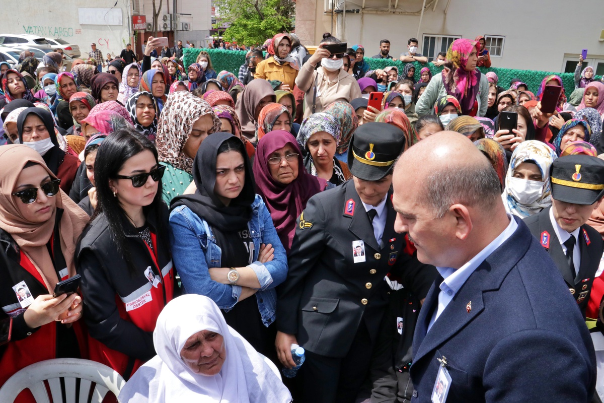 Son dakika haberi: Adana\'daki trafik kazasında şehit olan Uzman Çavuş Avan\'ın cenazesi defnedildi (2)