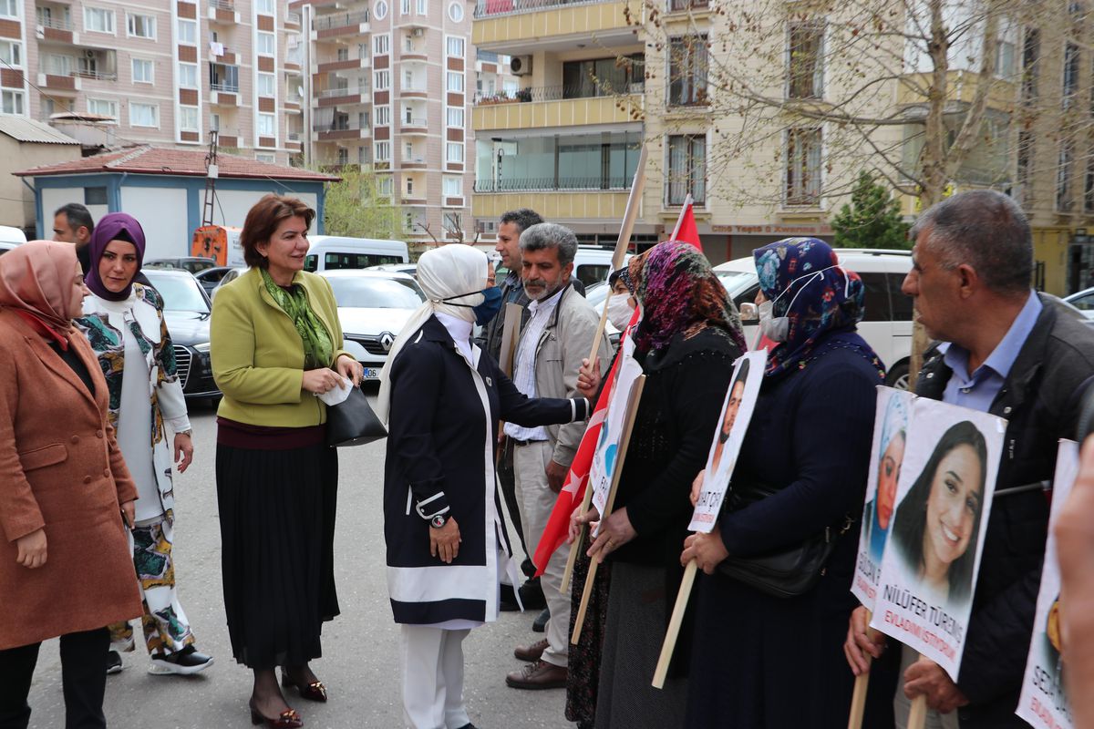 AK Parti İstanbul Milletvekili Ravza Kavakcı Kan Diyarbakır annelerini ziyaret etti Açıklaması