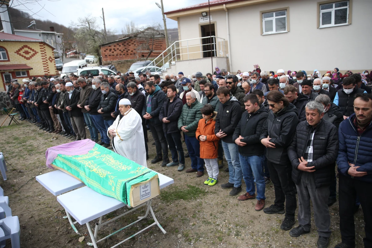 Burdur\'da ayrı yaşadığı eşi tarafından öldürülen kadının cenazesi defnedildi