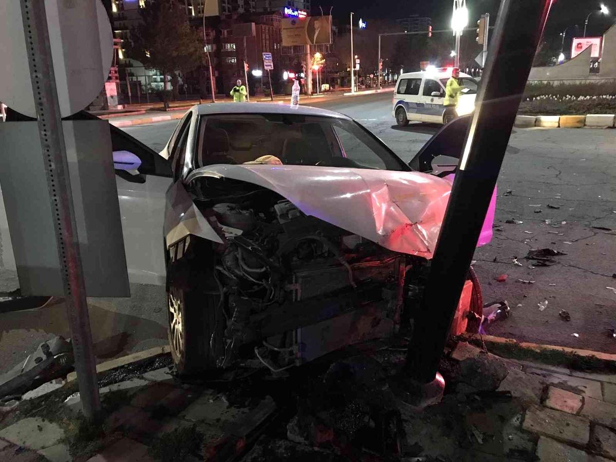 Elazığ'da iki otomobil çarpıştı: 1 yaralı