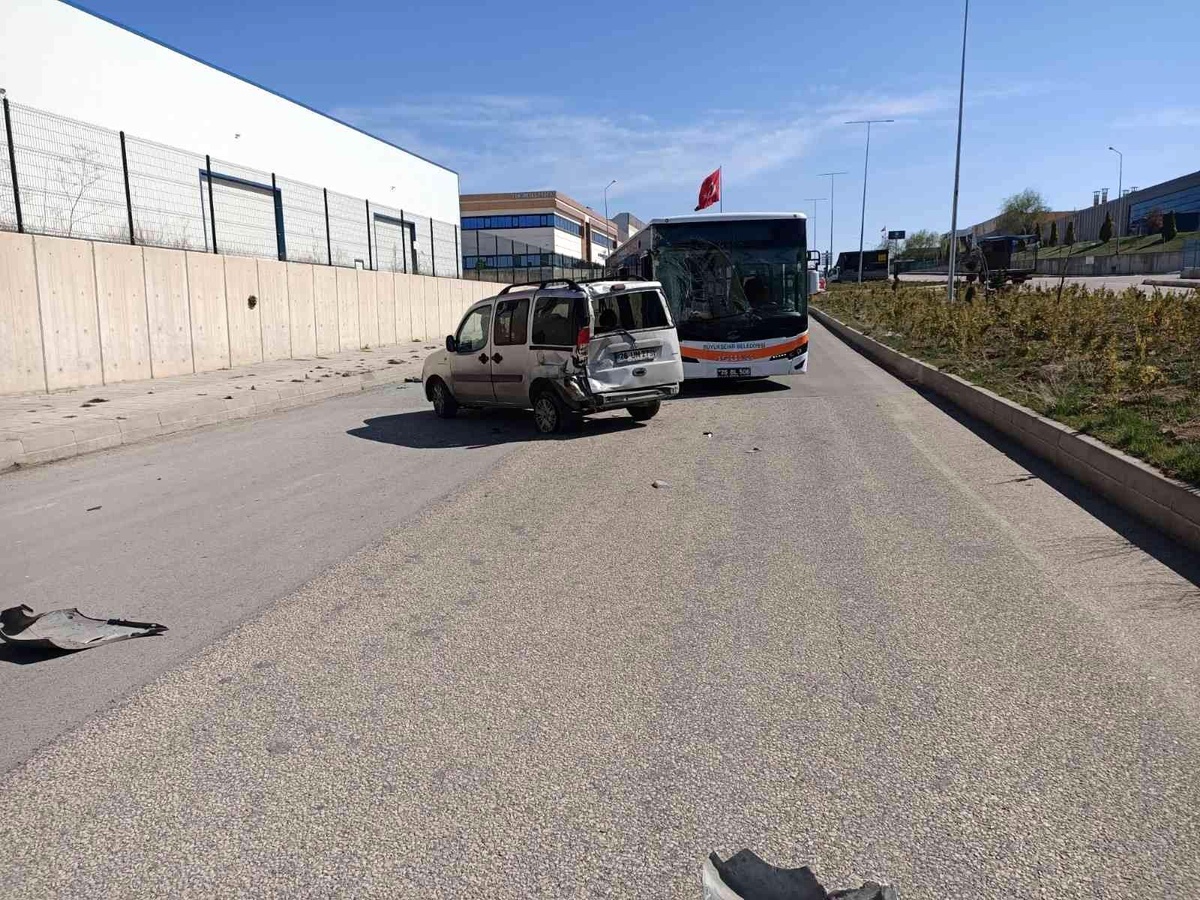 Eskişehir\'de halk otobüsü ve otomobil çarpıştı: 2 yaralı