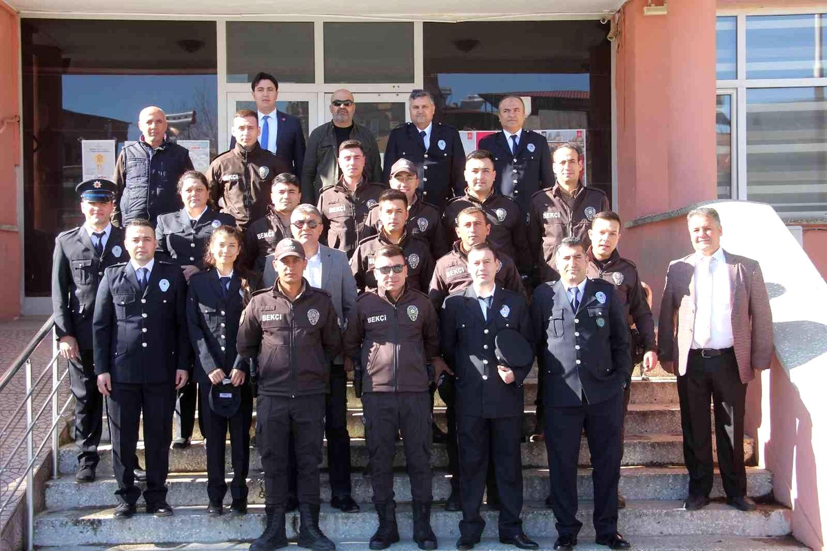 Esnaf ve öğrencilerden polislere çiçekli kutlama