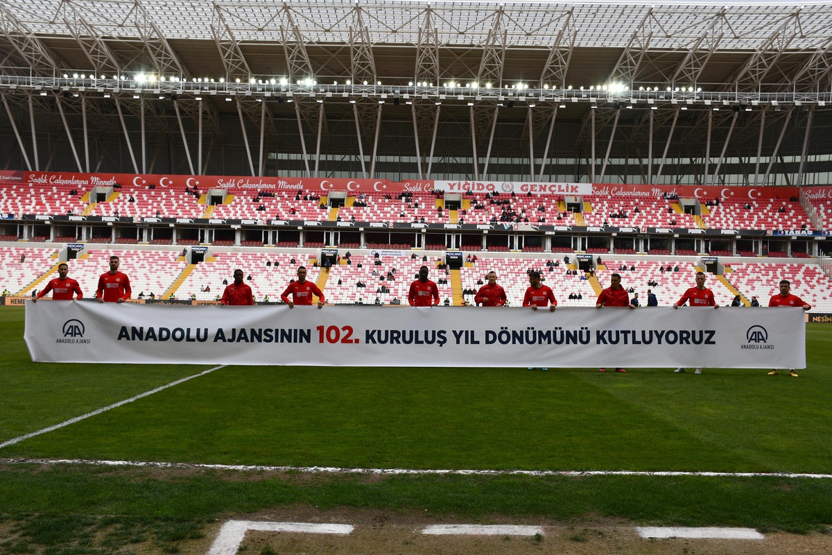 Spor Toto Süper Lig\'in 32. haftasında oynanan derbide Fenerbahçe, sahasında Galatasaray\'ı 2-0 mağlup etti.