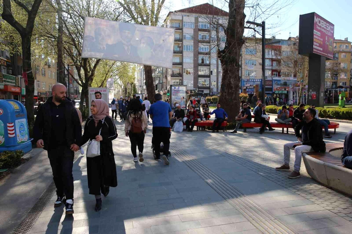 Güneşli havayı fırsat bilenler Cumhuriyet Bulvarı\'nda yoğunluk oluşturdu