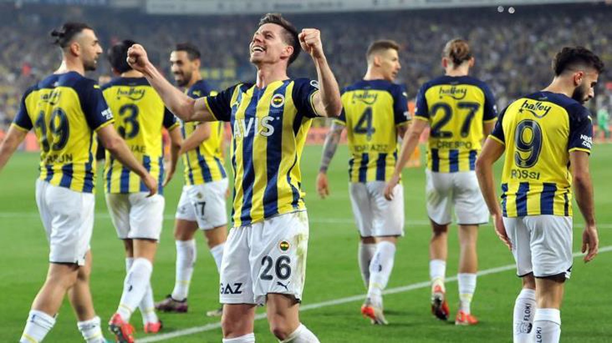 Fenerbahçe, Galatasaray\'ı 2-0\'lık skorla mağlup etti