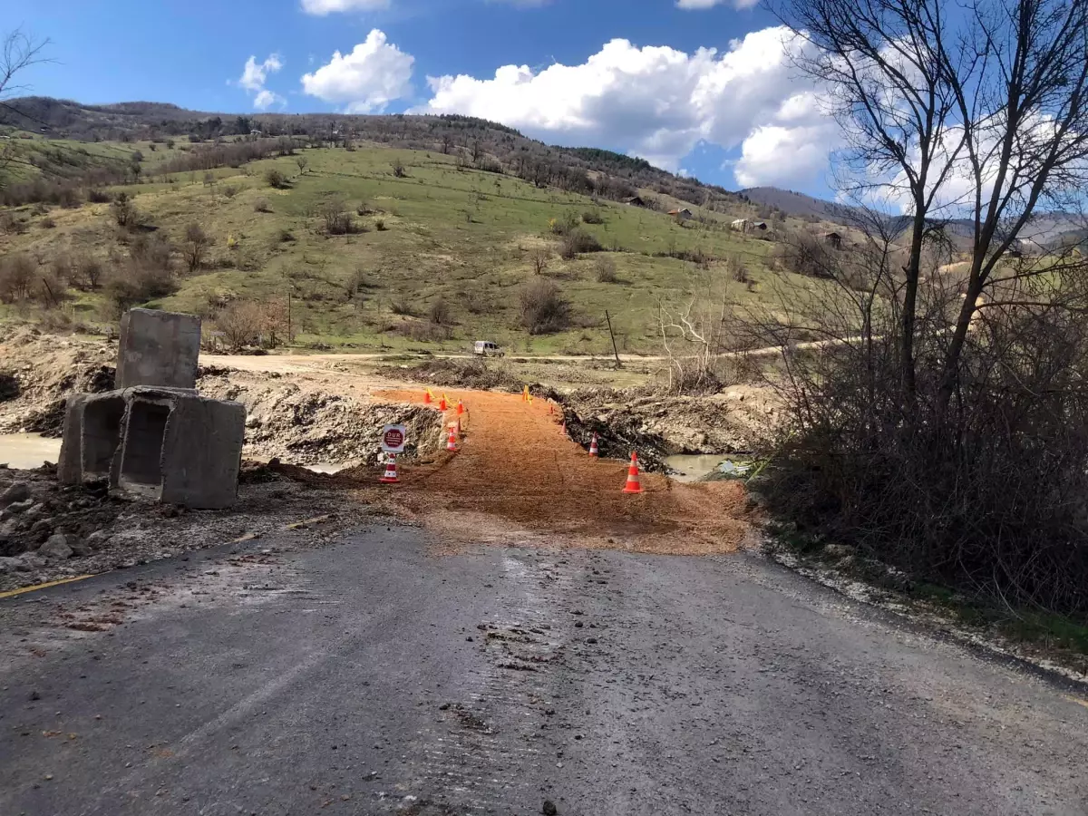 Son dakika haberi: Karabük\'te sel nedeniyle çöken köprü menfez konularak ulaşıma açıldı