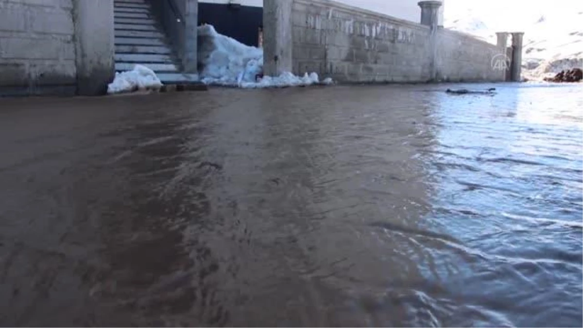 Karlıova\'da eriyen kar nedeniyle su baskınları meydana geldi