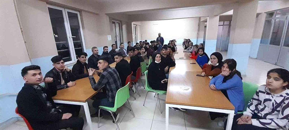 Kaymakam Demirer öğrencilerle iftarda bir araya geldi