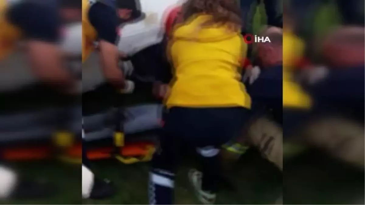 Kontrolden çıkan otomobil reklam tabelasına çarptı