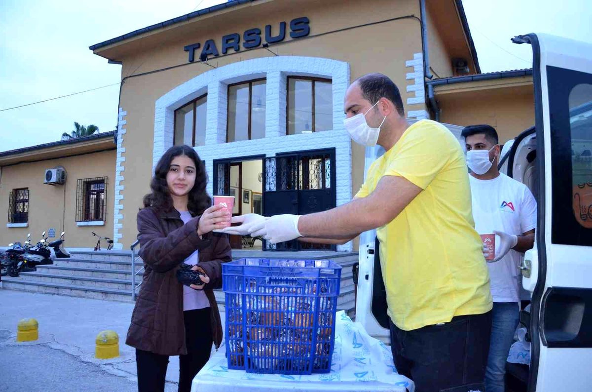 Mersin Otogarı\'nda yolcular iftarlarını sıcak çorbayla açıyor