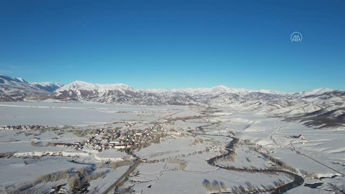 Ovacık Kayak Merkezi\'nde takım elbise ve kravatla snowboard keyfi