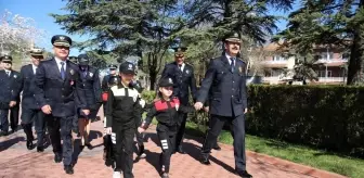 Polis Günü'nde çelenk sunumu miniklerle yapıldı