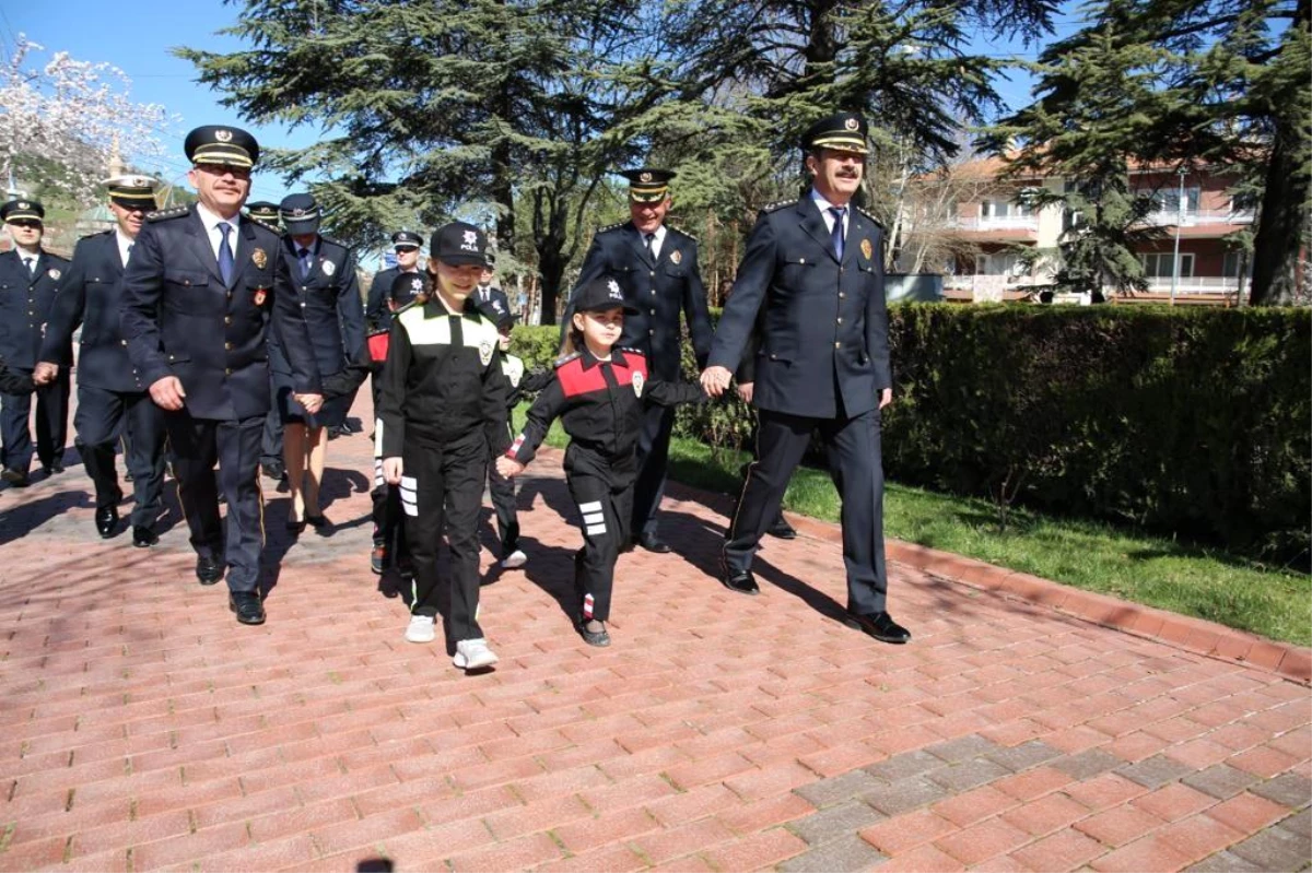 Polis Günü\'nde çelenk sunumu miniklerle yapıldı