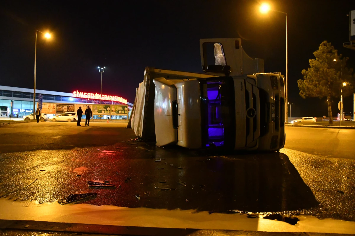 Devrilen tır, Kayseri yolunun bir süre trafiğe kapanmasına neden oldu