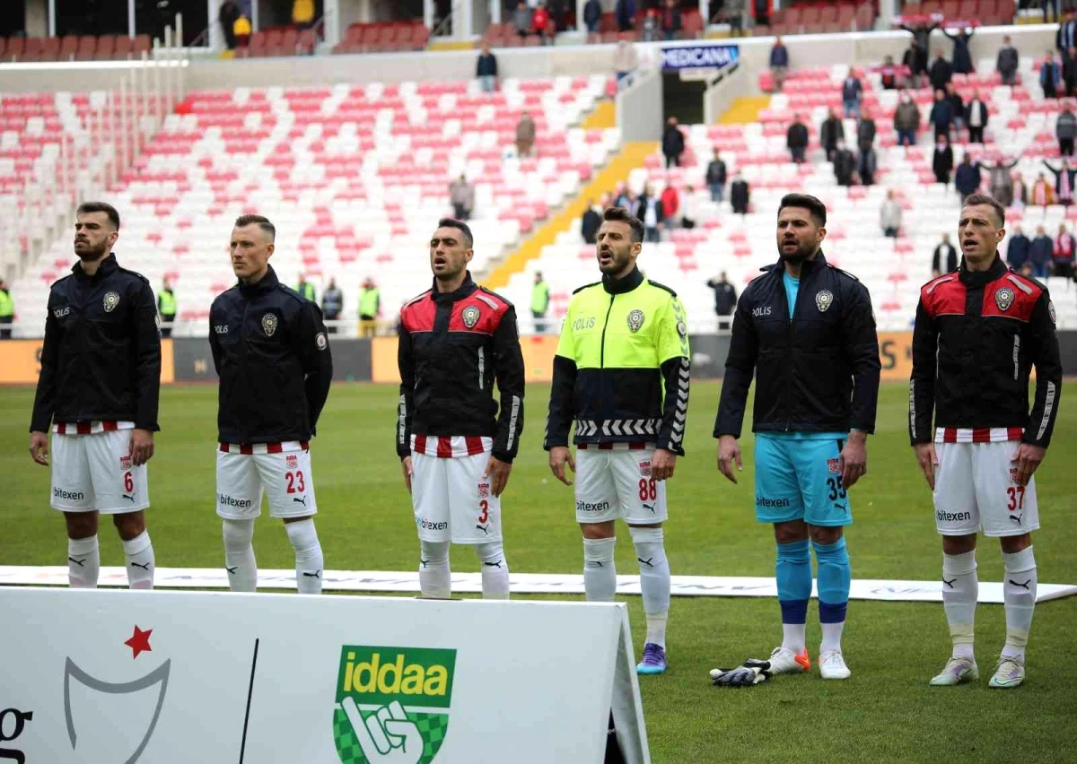 Sivassporlu futbolcular, sahaya polis üniforması ile çıktı