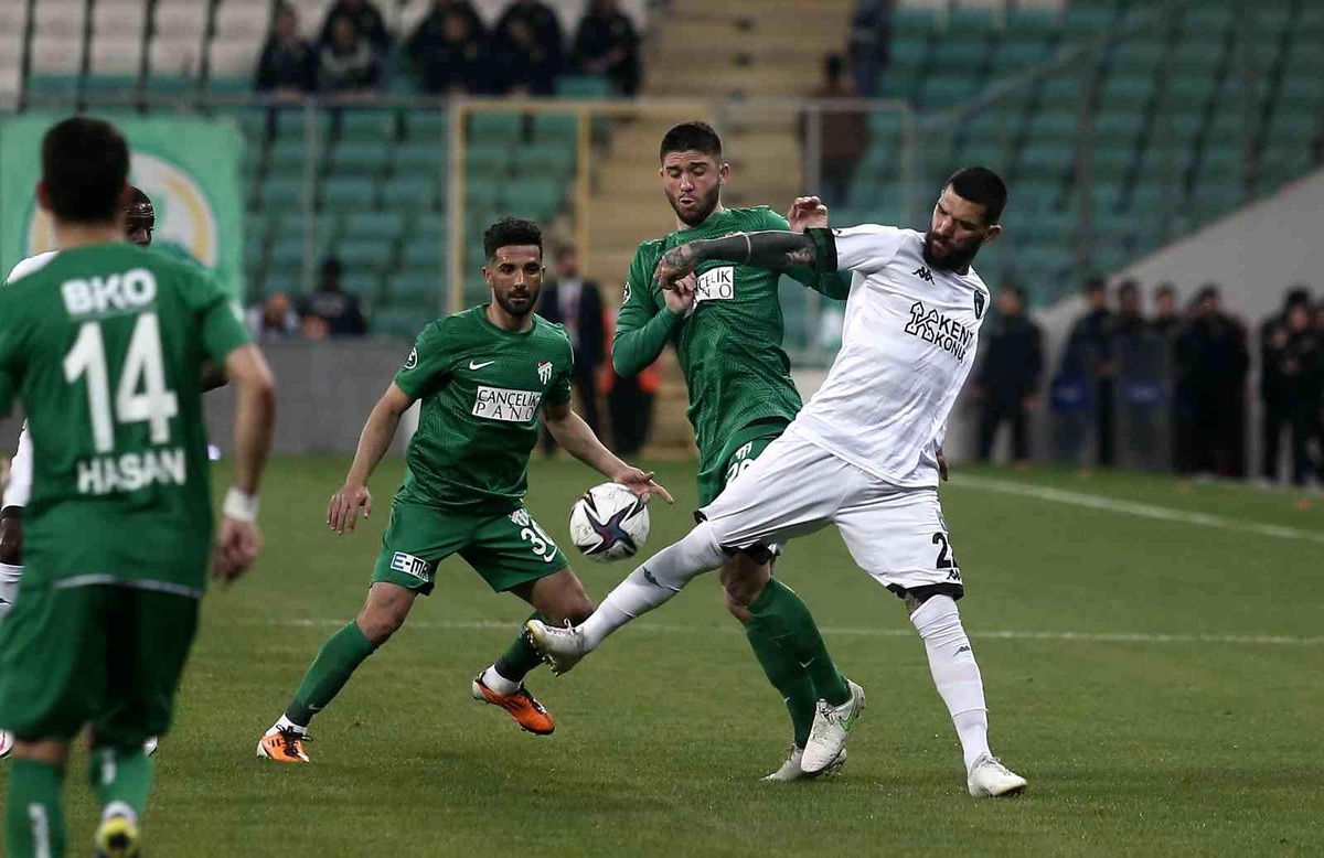 Spor Toto 1. Lig: Bursaspor: 1 Kocaelispor: 1 (İlk yarı sonucu)