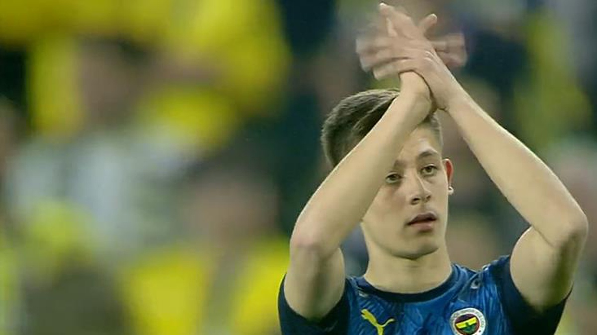 Fenerbahçe tribünlerinde çarpıcı Messi pankartı açıldı!
