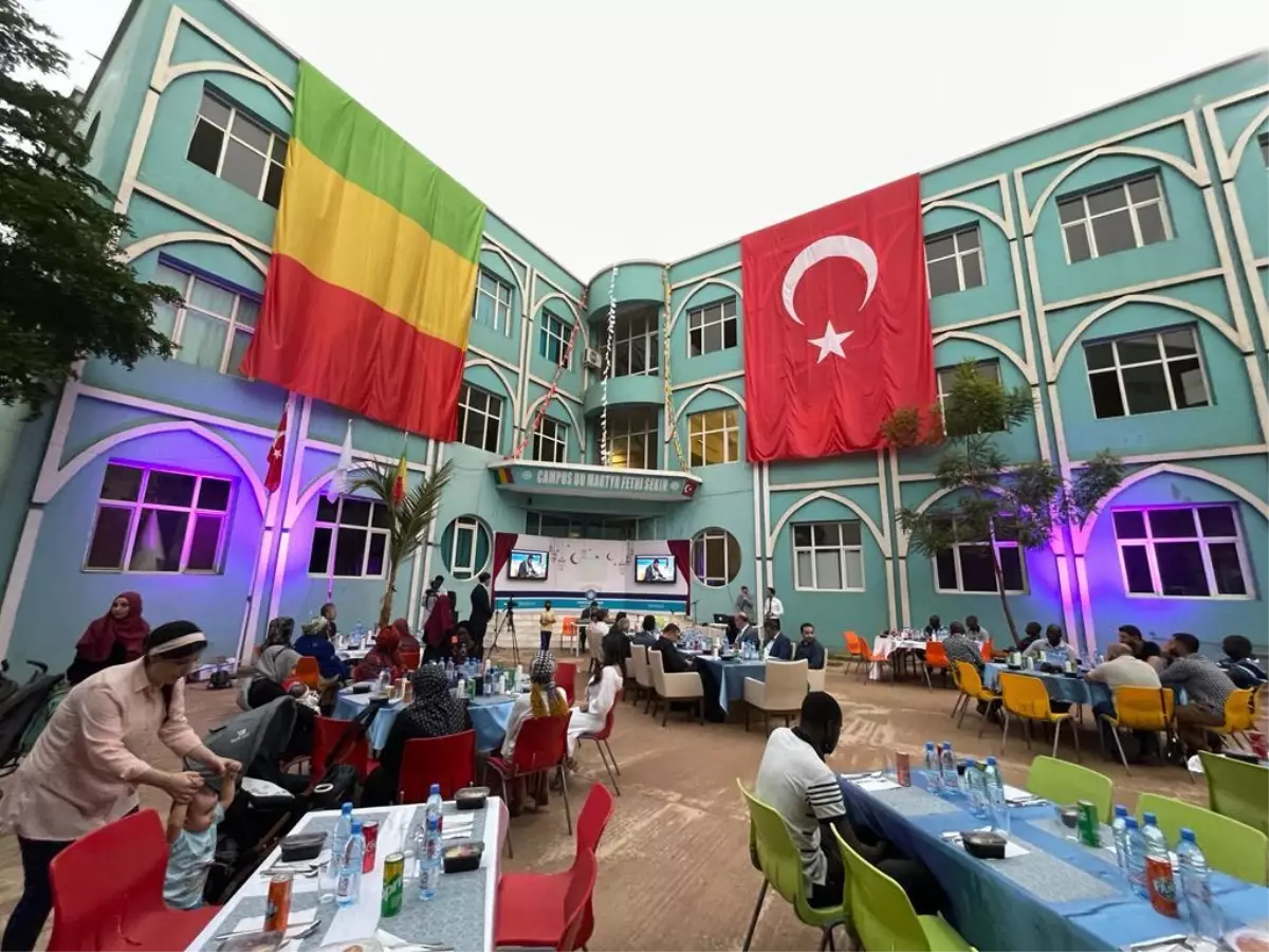 Türkiye Maarif Vakfı, Mali\'de iftar verdi