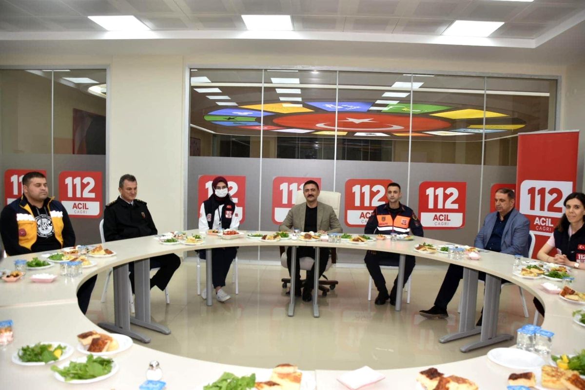 Vali Tekbıyıkoğlu, 112Acil Çağrı Merkezi personeliyle sahur yaptı